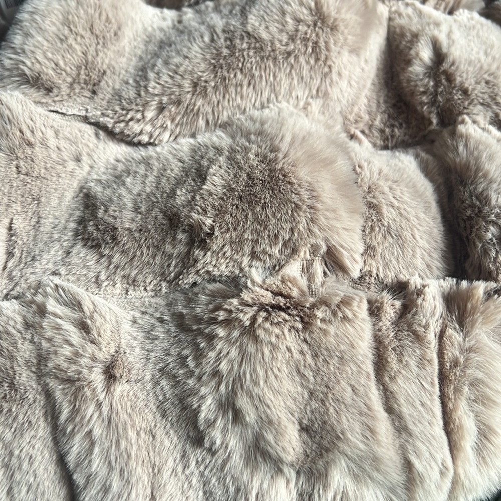 NWT BCBGMAXAZARIA faux fur long sleeve plush jacket in color Mink. Size Large - Picture 6 of 8